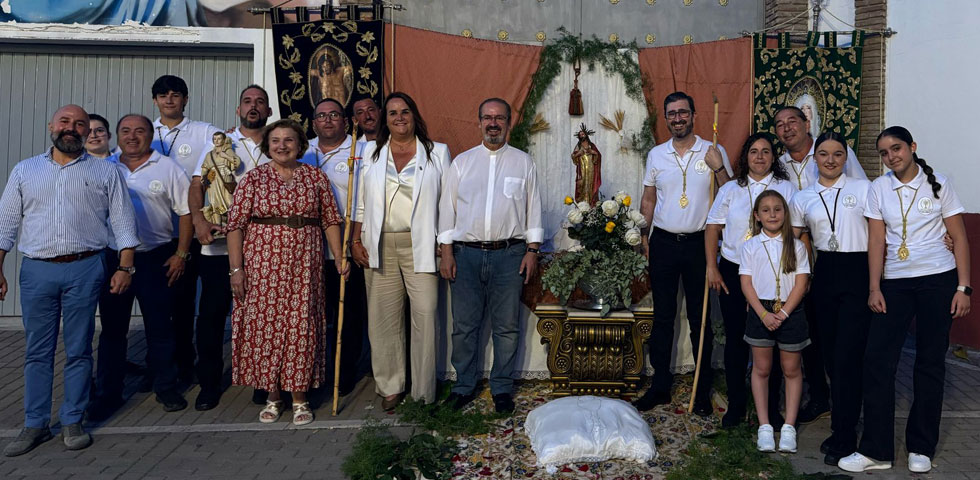 Miembros de la Cofradía de Nueva Andalucía junto al párroco durante el Corpus Christi en Marbella
