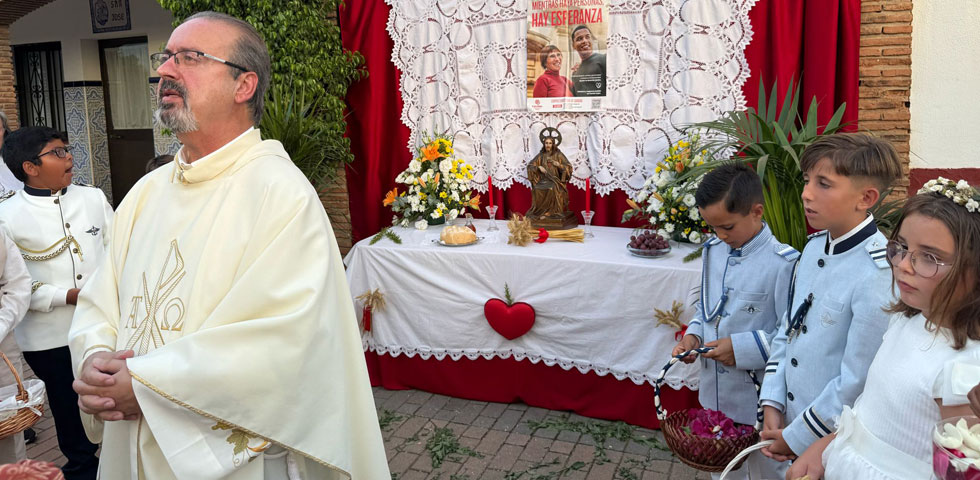 Niños de Primera Comunión junto al párroco durante la celebración del Corpus Christi en Nueva Andalucía Marbella