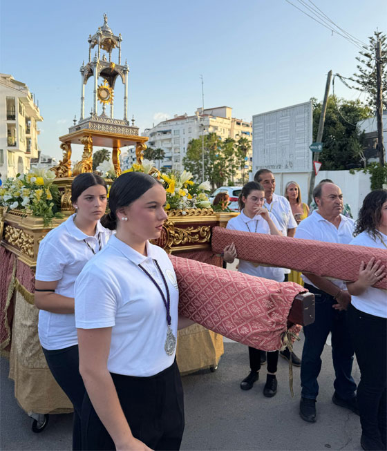 Portadores del trono durante la procesión del Corpus Christi en Nueva Andalucía Marbella